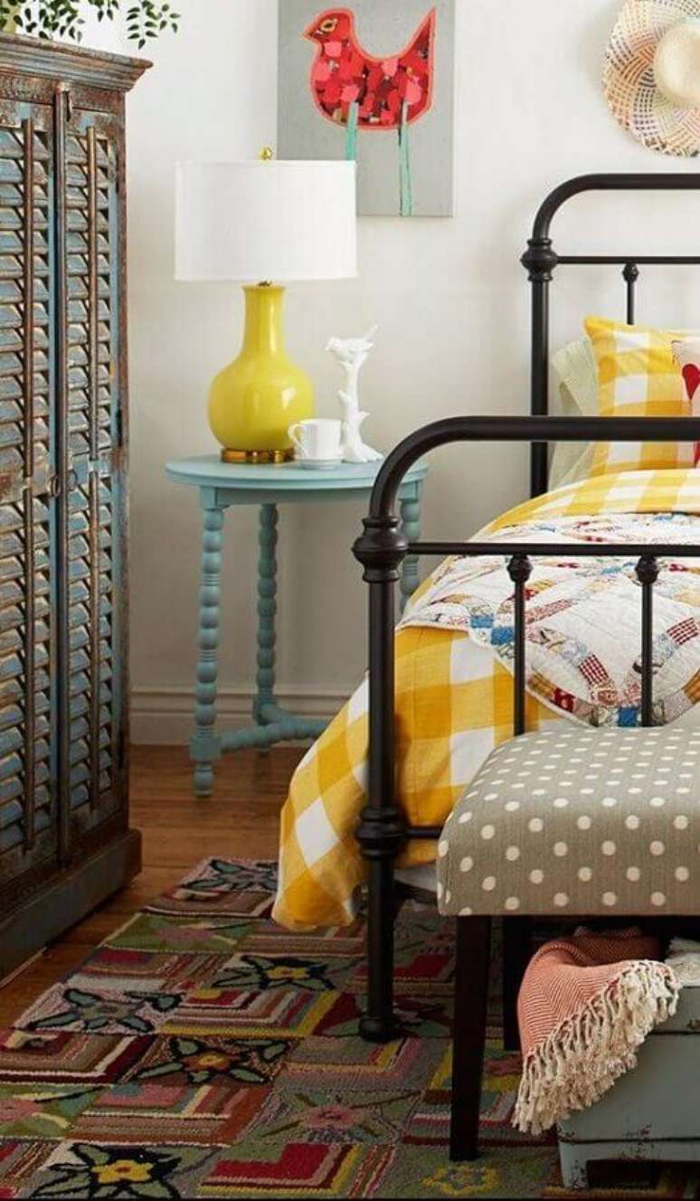 43. O abajur colorido para quarto &eacute; prefeito para deixar o ambiente mais alegre &ndash; Foto: The Pictures WareHouse