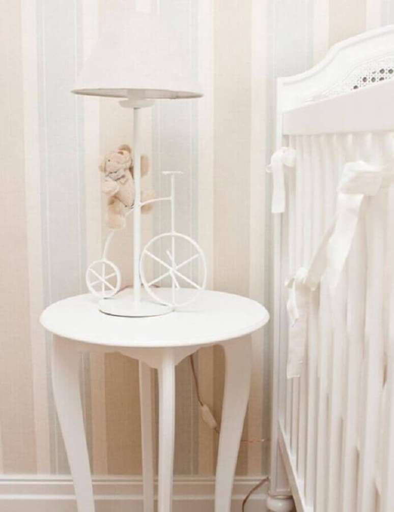 48. Delicado modelo de abajur para quarto de beb&ecirc; com base em formato de bicicleta com ursinho &ndash; Foto: Pinosy