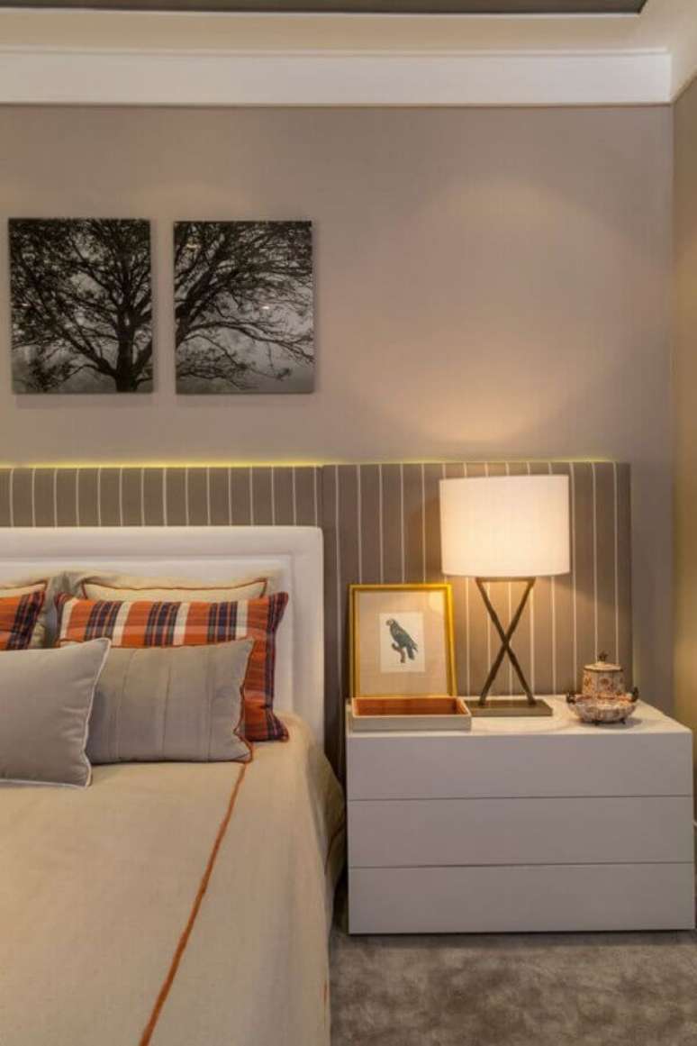 55. Decora&ccedil;&atilde;o com abajur para quarto de casal com base moderna &ndash; Foto: Quartos Etc