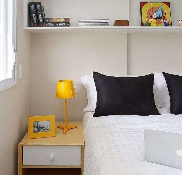 61. Aqui o abajur para quarto pintado de amarelo deu levou um ponto de cor ao ambiente todo branco &ndash; Foto: M&aacute;rcio Camps Arquitetura
