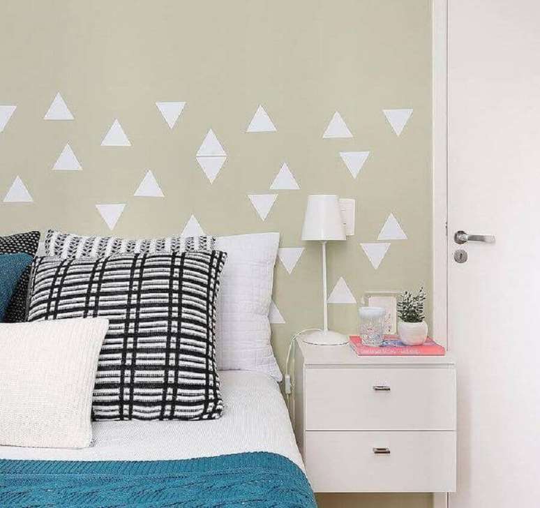 60. Modelo simples de abajur de mesa para quarto &ndash; Foto: Noelle Maia Arquitetura