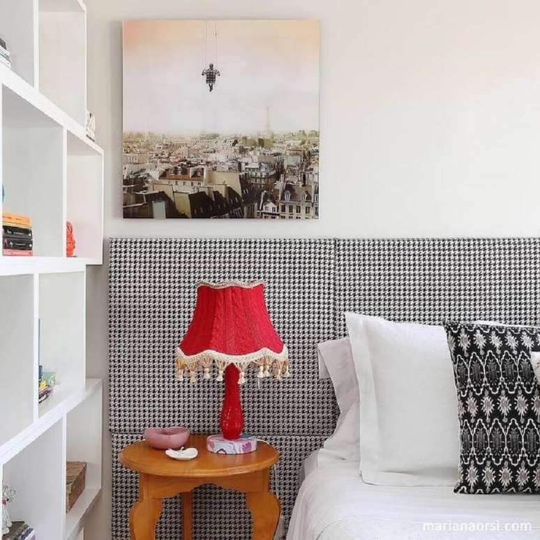 62. Modelo vermelho de abajur para quarto feminino &ndash; Foto: Melina Romano Interiores