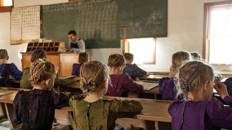 As meninas menonitas frequentam a escola por tempo limitado e logo ficam restritas a tarefas domésticas