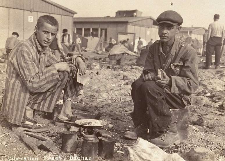 Jean Voste (direita), teria nascido na colônia belga no Congo e seria o único prisioneiro negro do campo de concentração de Dachau
