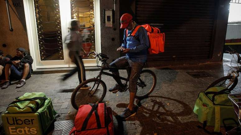 Na região da avenida Paulista, o horário de pico para os entregadores começa às 19h