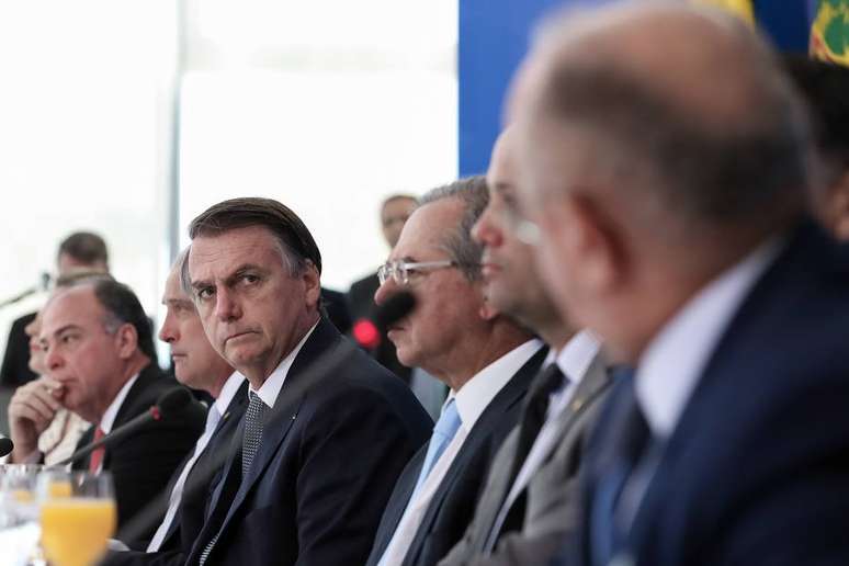 Ao lado do ministro Paulo Guedes, Jair Bolsonaro participa de encontro com bancada do Nordeste.