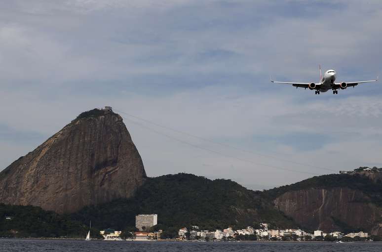 Avião da Gol sobrevoa o Rio de Janeiro
01/07/2015
REUTERS/Sergio Moraes