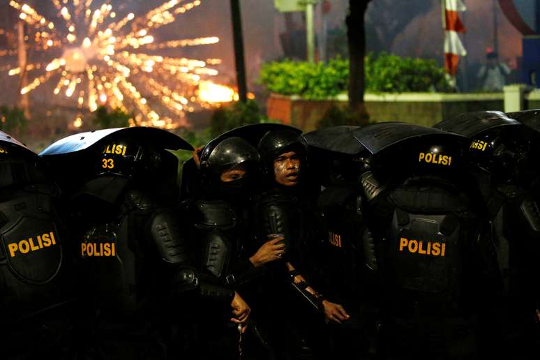 Policiais durante confronto com manifestantes em Jacarta
22/05/2019
REUTERS/Willy Kurniawan