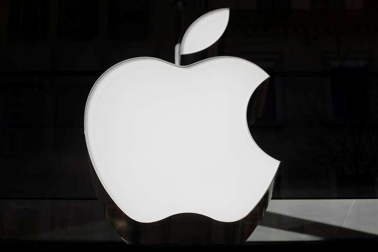 Logotipo da Apple é visto numa loja em Zurique, Suíça. 3/1/2019.   REUTERS/Arnd Wiegmann