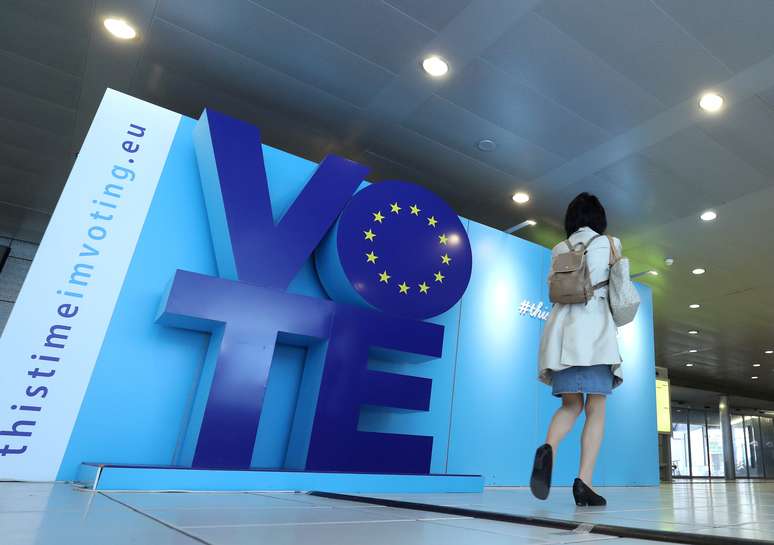 Mulher passa por propaganda eleitoral da eleição para a União Europeia em Bruxelas
22/05/2019
REUTERS/Yves Herman