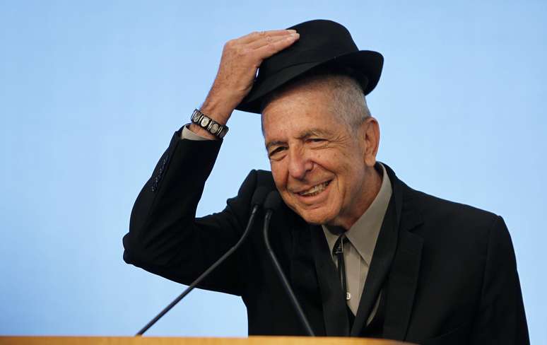 Múisico Leonard Cohen tira chapéu para a plateia durante premiação em 2012 em Boston
26/02/2012 REUTERS/Jessica Rinaldi