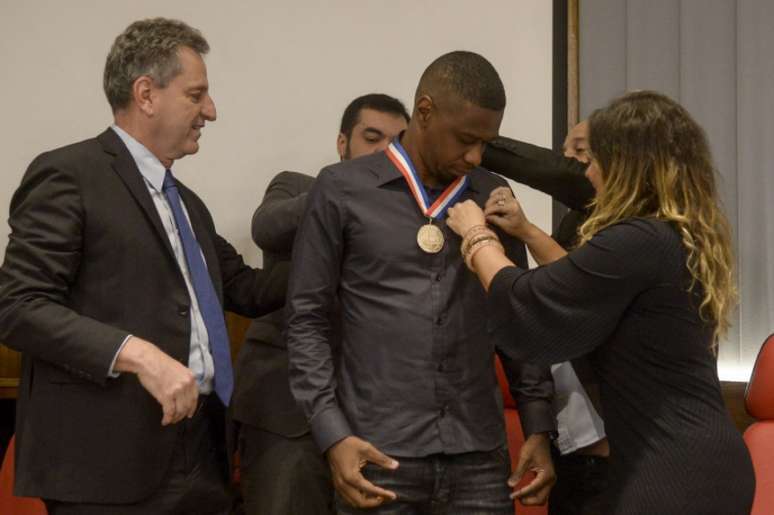 Juan recebe medalha Pedro Ernesto na Gávea (Foto: Marcelo Cortes/Flamengo)
