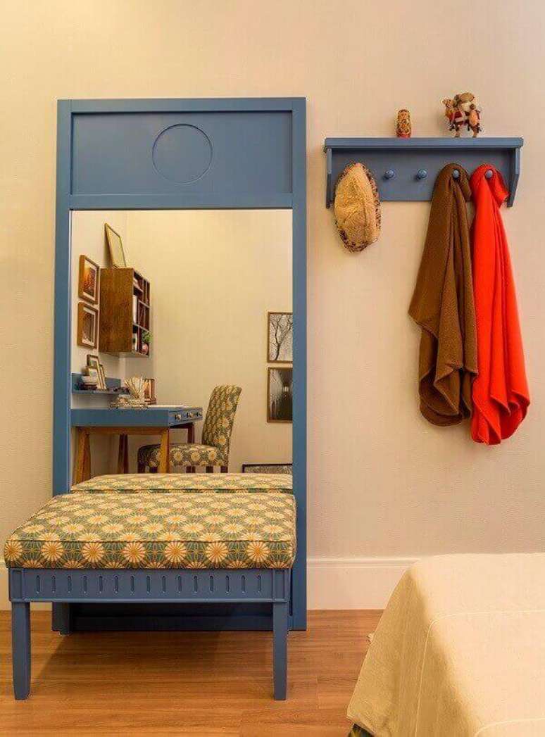 7 &ndash; Os cabideiros se tornam &oacute;timos aliados na organiza&ccedil;&atilde;o do quarto compartilhado. Fonte: Quarto Etc.