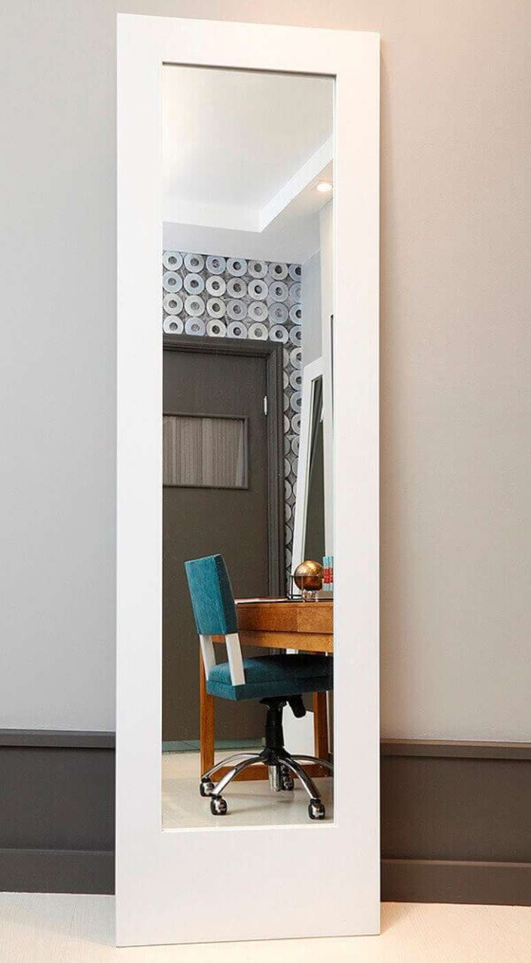 8 &ndash; Opte por um espelho grande para decorar o quarto compartilhado. Fonte: Quartos Etc