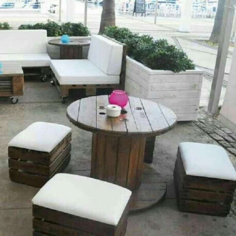 22 &ndash; Bancos de caixote e mesa de carretel decoram o estabelecimento comercial. Fonte: Pinterest