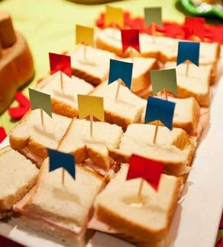32- Decoração de festa junina com bandeirinhas coloridas nos pães de forma. Fonte: Como fazer em casa