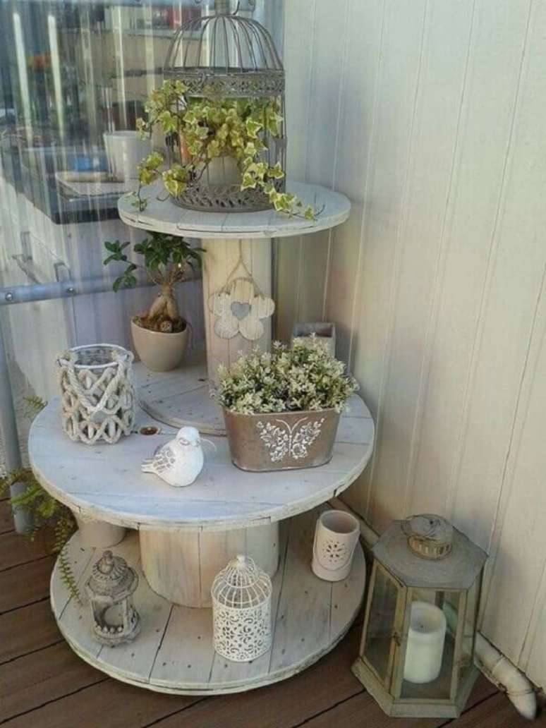 12 &ndash; Complemente a decora&ccedil;&atilde;o da &aacute;rea externa com uma mesa de carretel. Fonte: Pinterest