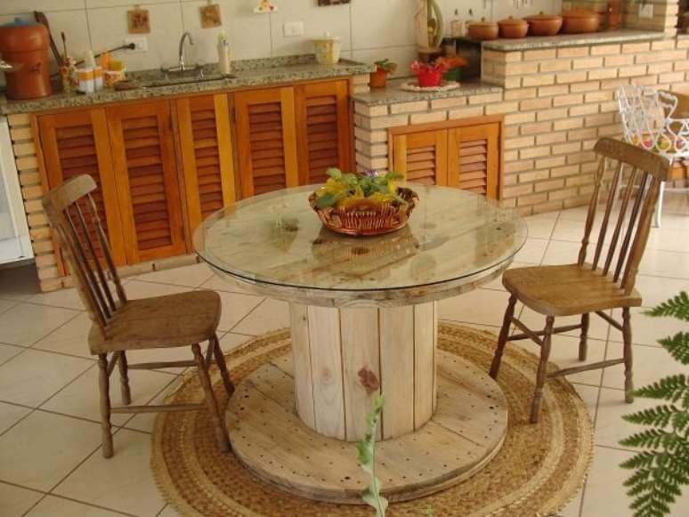 5 – Complemente a decoração da sala de jantar com mesa de carretel de madeira com vidro. Fonte: Amagai