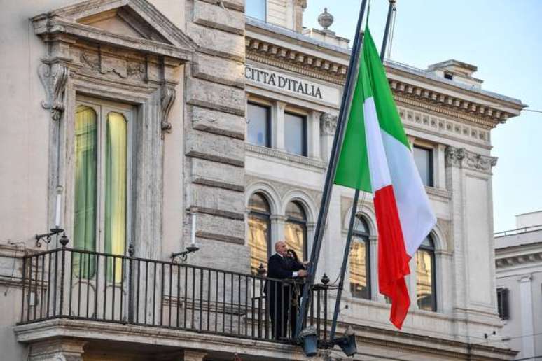 Bandeira italiana no Palácio Chigi, sede do governo, em Roma