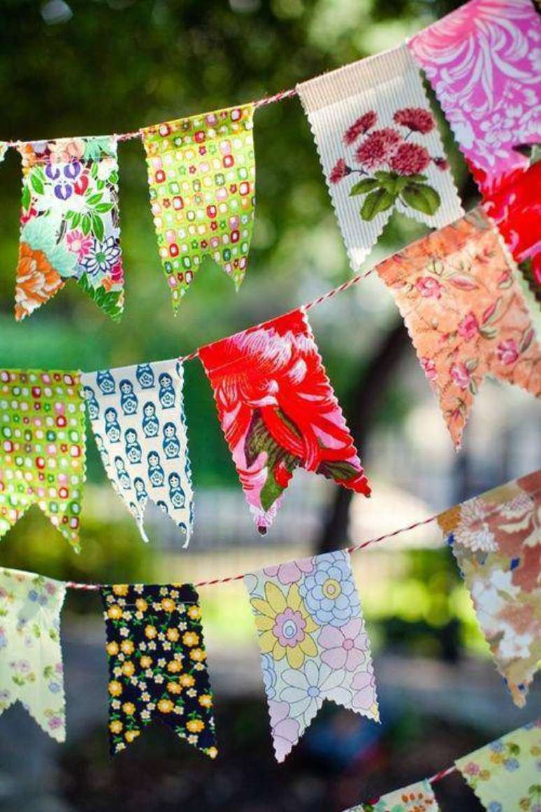 7. Decora&ccedil;&atilde;o de festa junina com bandeiras estampadas