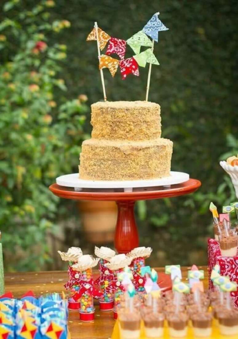 34- Decoração de festa junina com bolo de paçoca e bandeirinhas. Fonte: Pinterest