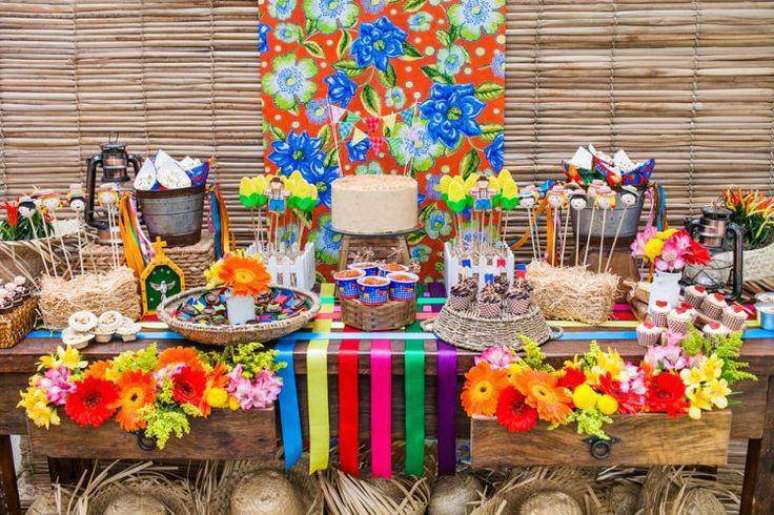 18. Mesa de quitute decorada para festa junina