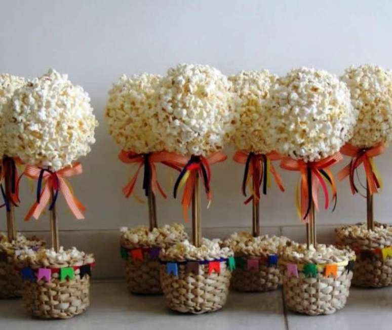 21. Voc&ecirc; pode fazer &aacute;rvores de pipoca bem divertidas para a decora&ccedil;&atilde;o de festa junina.