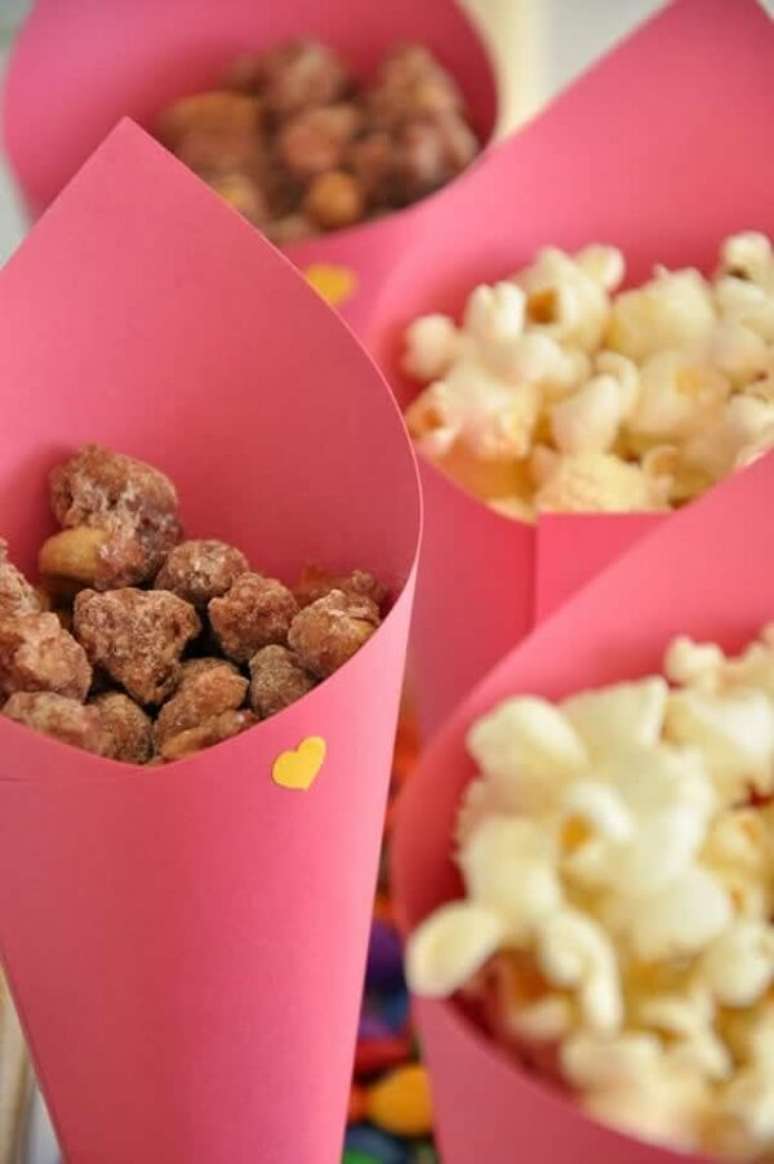 36- Decora&ccedil;&atilde;o de festa junina com amendoim no cone. Fonte: Pinterest