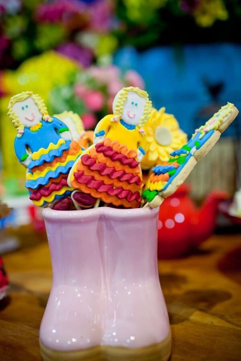 38- Decoração de festa junina com biscoitinhos enfeitados no palito. Fonte: Pinterest