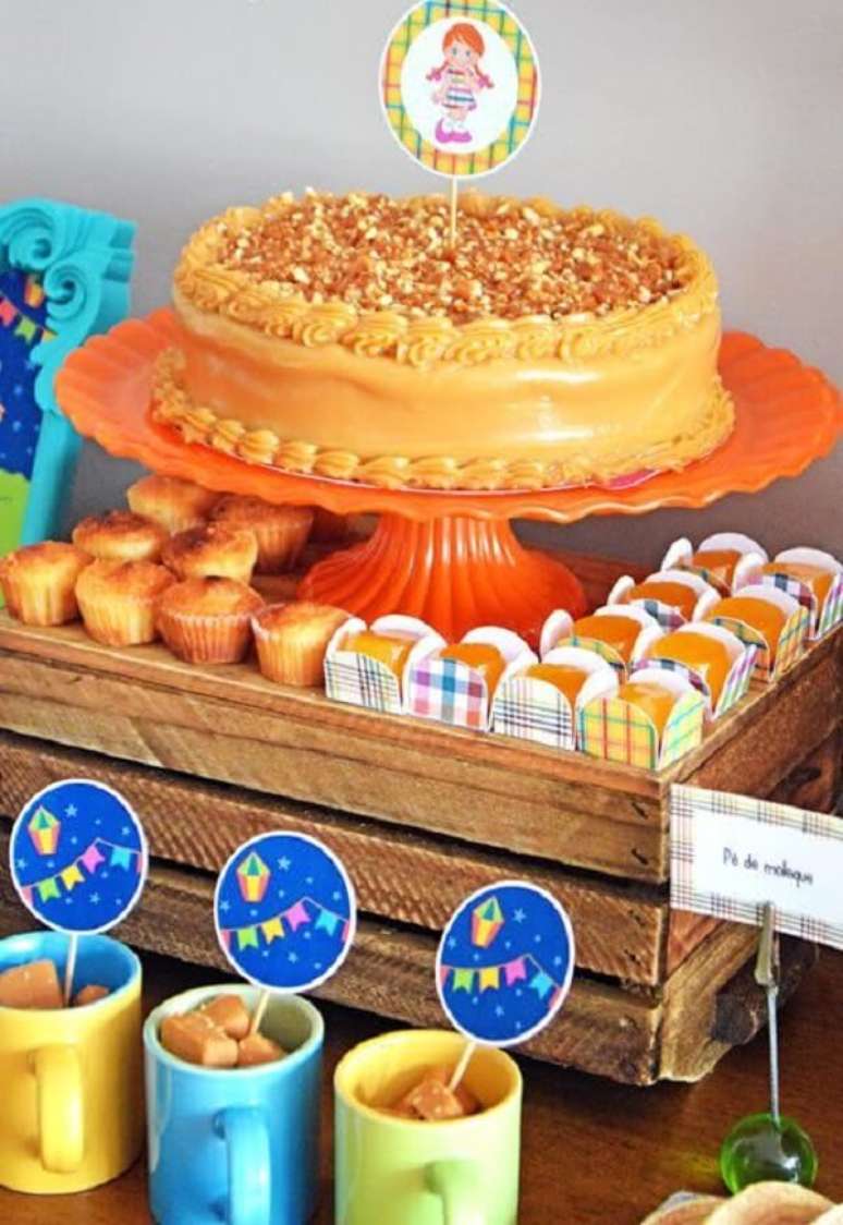 39- Decoração de festa junina tem bolo de pé de moleque com doce de leite. Fonte: Pinterest