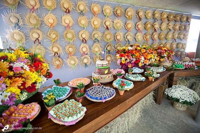 43- Decoração de festa junina tem parede de chapéu de palha. Fonte: We Share Ideas