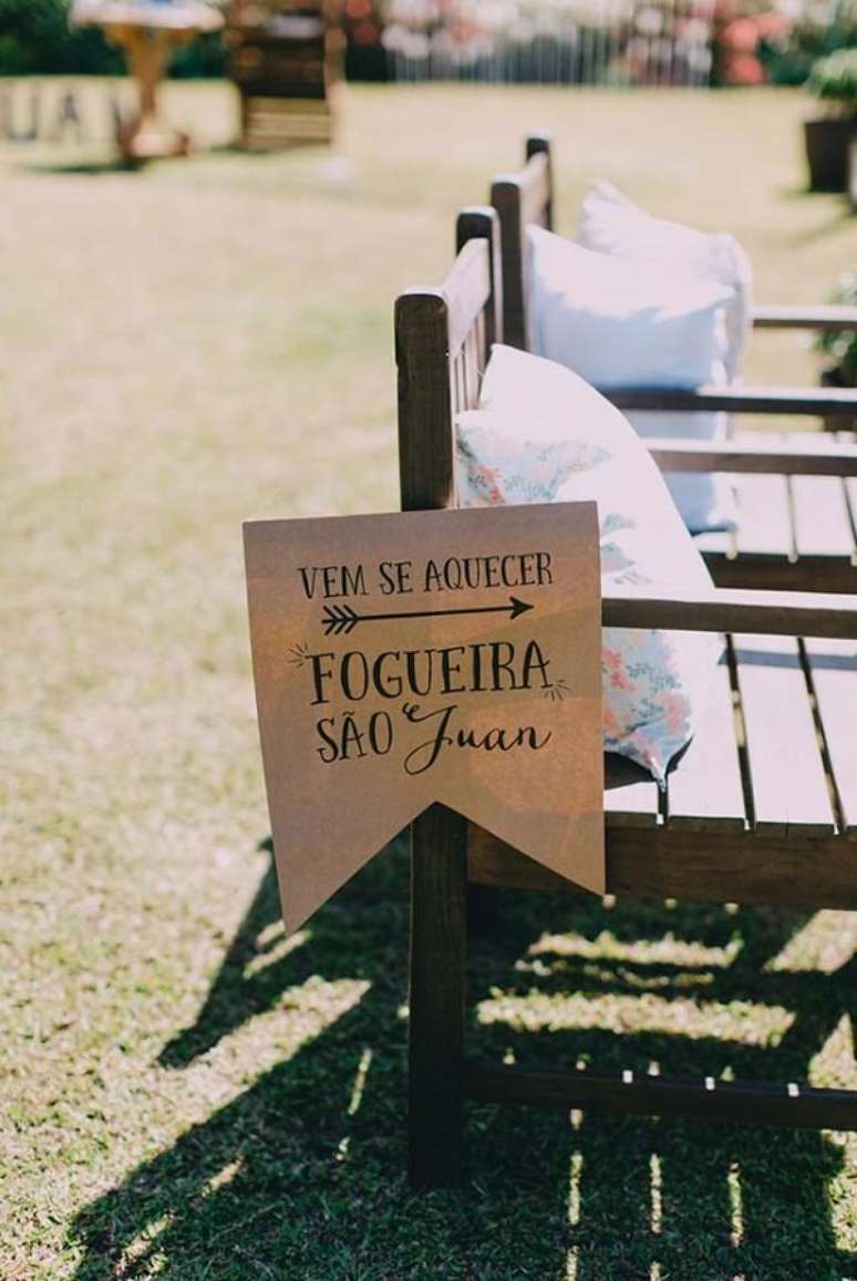 44- Decora&ccedil;&atilde;o de festa junina tem plaquinhas personalizadas. Fonte: Pinterest