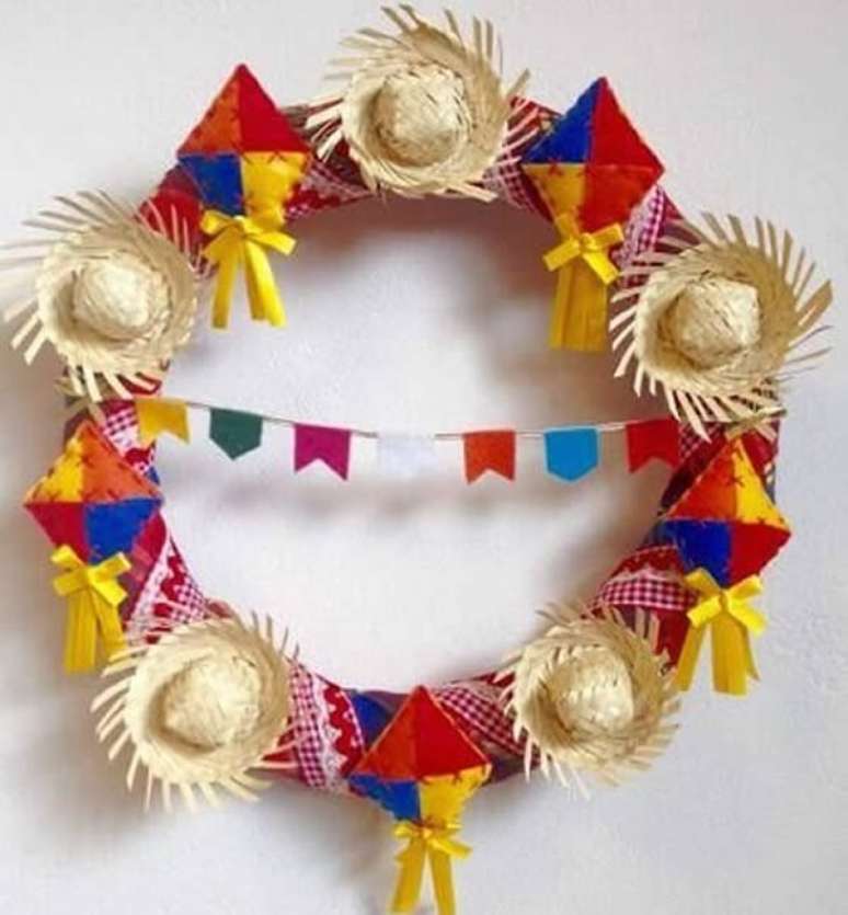 49- Decora&ccedil;&atilde;o de festa junina tem guirlanda fixada na parede. Fonte: Como Fazer em Casa