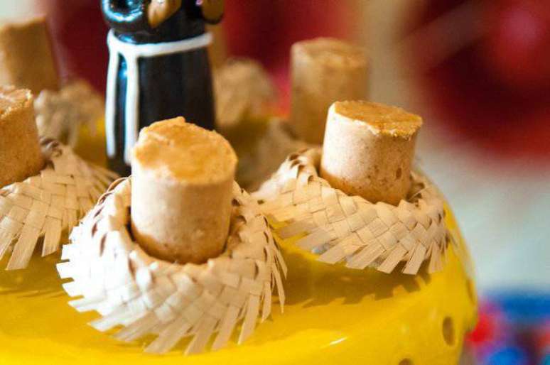 6. O chapeuzinho de palha n&atilde;o pode faltar na decora&ccedil;&atilde;o de festa junina