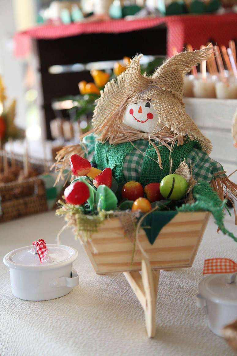 20. Delicada decora&ccedil;&atilde;o de festa junina com espantalho