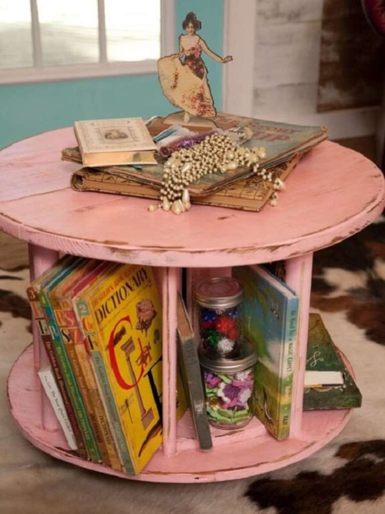 11 – Essa mesa de carretel serve de apoio para livros. Fonte: Pinterest