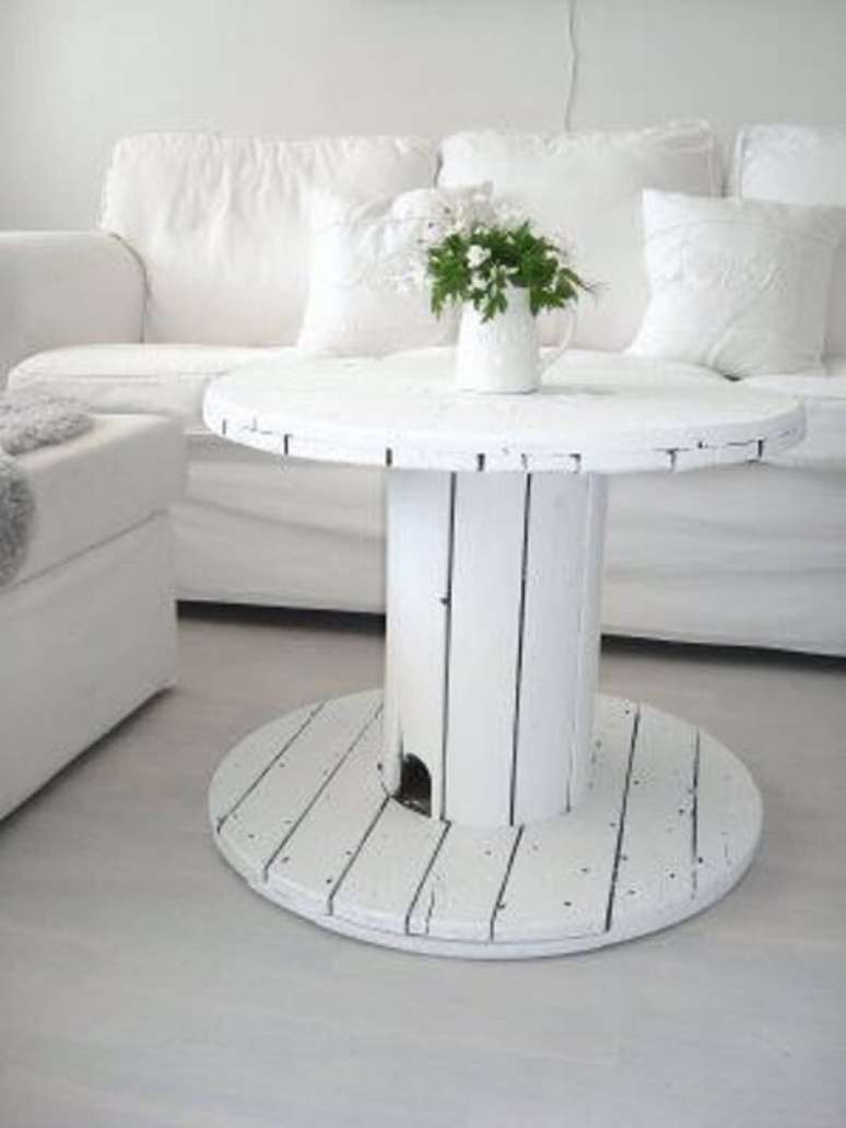 20 – Mesa de carretel branco encanta a decoração da sala de estar. Fonte: Pinterest