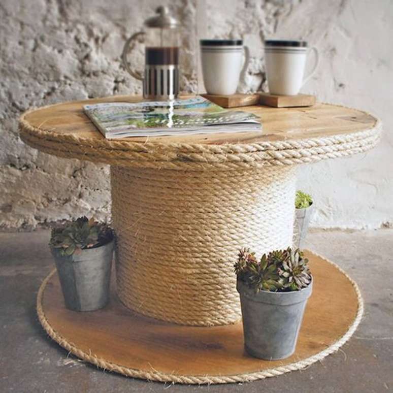 7 &ndash; Mesa de carretel com corda utilizada para apoio de flores. Fonte Blog Iaza M&oacute;veis de Madeira