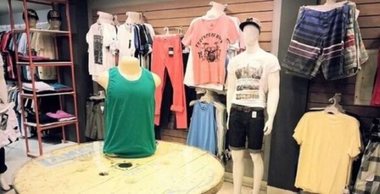 3 &ndash; Mesa de carretel de madeira com vidro utilizada como parte da decora&ccedil;&atilde;o da loja. Projeto de Rafael Simonazzi