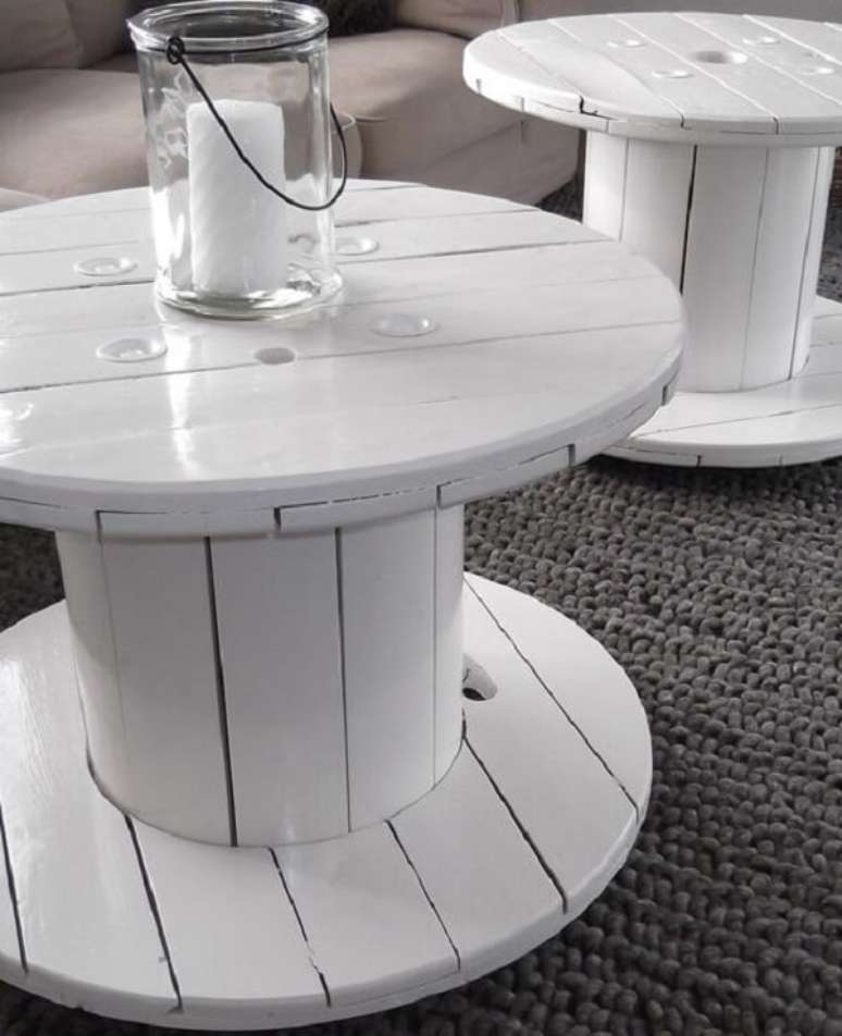 10 – Mesa de carretel decorada em branco se harmoniza com a decoração do ambiente. Fonte: Pinterest