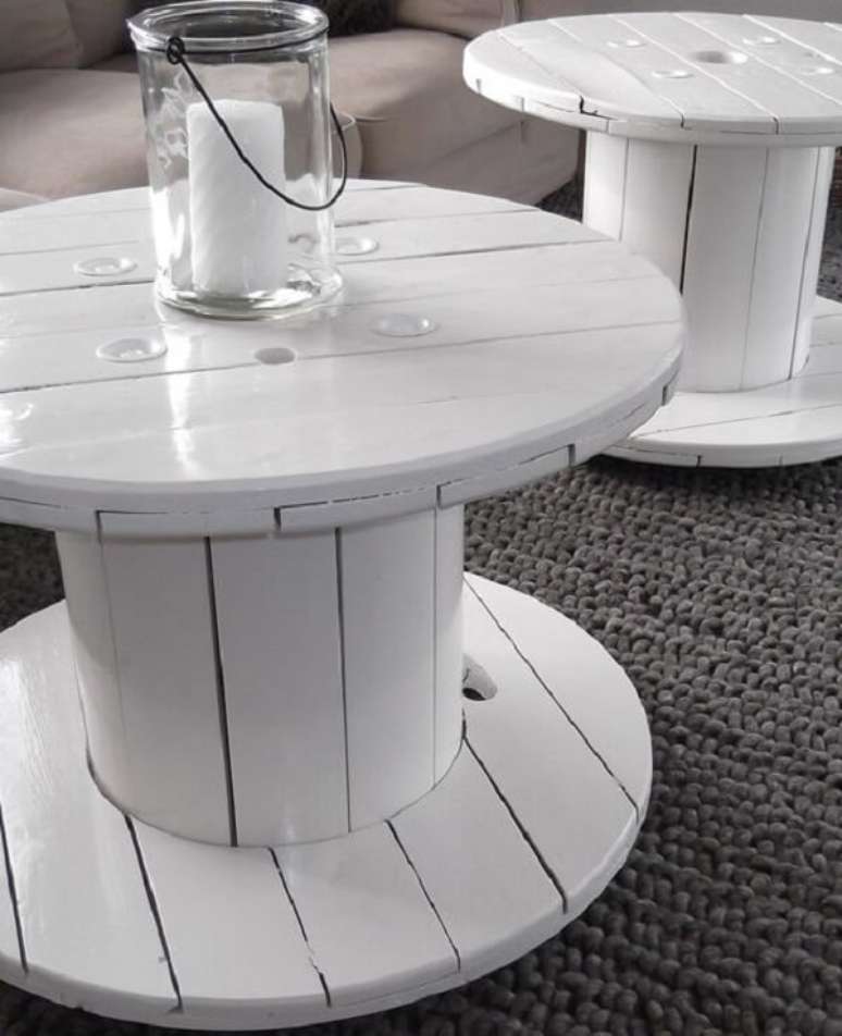 10 &ndash; Mesa de carretel decorada em branco se harmoniza com a decora&ccedil;&atilde;o do ambiente. Fonte: Pinterest