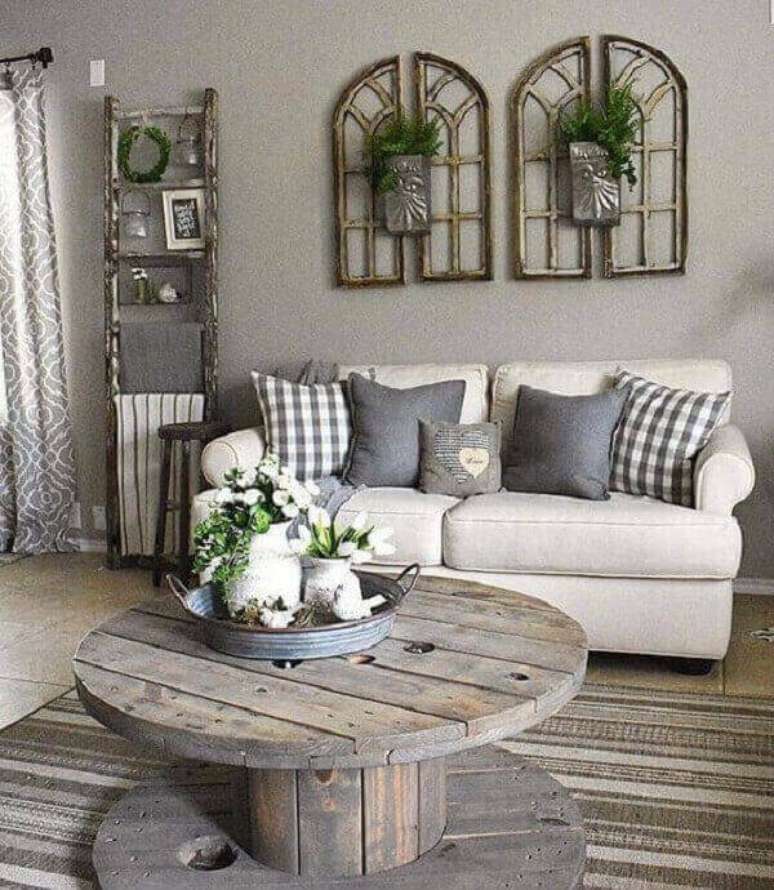 29 – Mesa de carretel simples seguindo o estilo rústico da sala de estar. Fonte: Pinterest