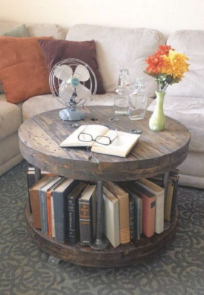 31 – Mesa de carretel utilizada como mesa de centro da sala servindo de suporte para livros. Fonte: Pinterest