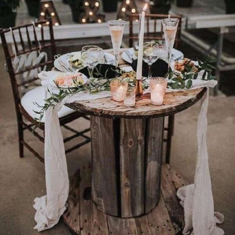 30 – Mesa de carretel utilizada na decoração da festa de casamento. Fonte: Glamorous Wedding