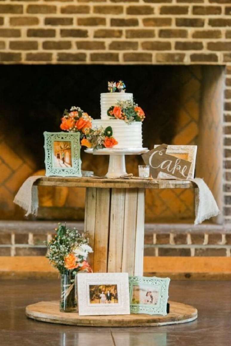 32 – Mesa de carretel utilizada na decoração de casamento para base de bolo. Fonte: Once Upon a Time a Wedding