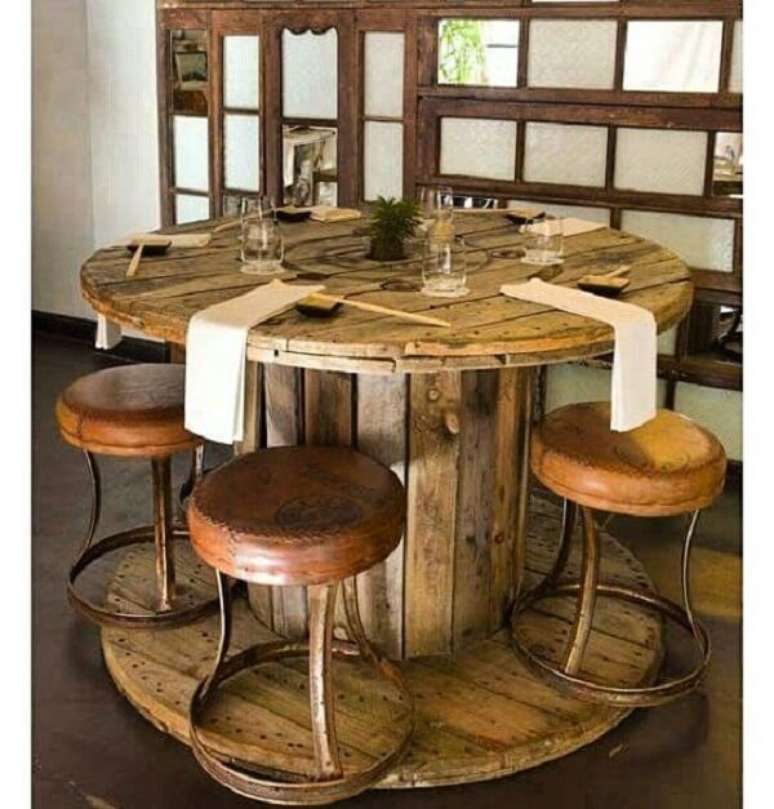 37 – O estilo rústico da sala de jantar se complementa com a presença dessa mesa de carretel. Fonte: Pinterest