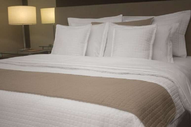 5. Um bom projeto de ilumina&ccedil;&atilde;o &eacute; essencial para o quarto de hotel &ndash; Foto: Teka