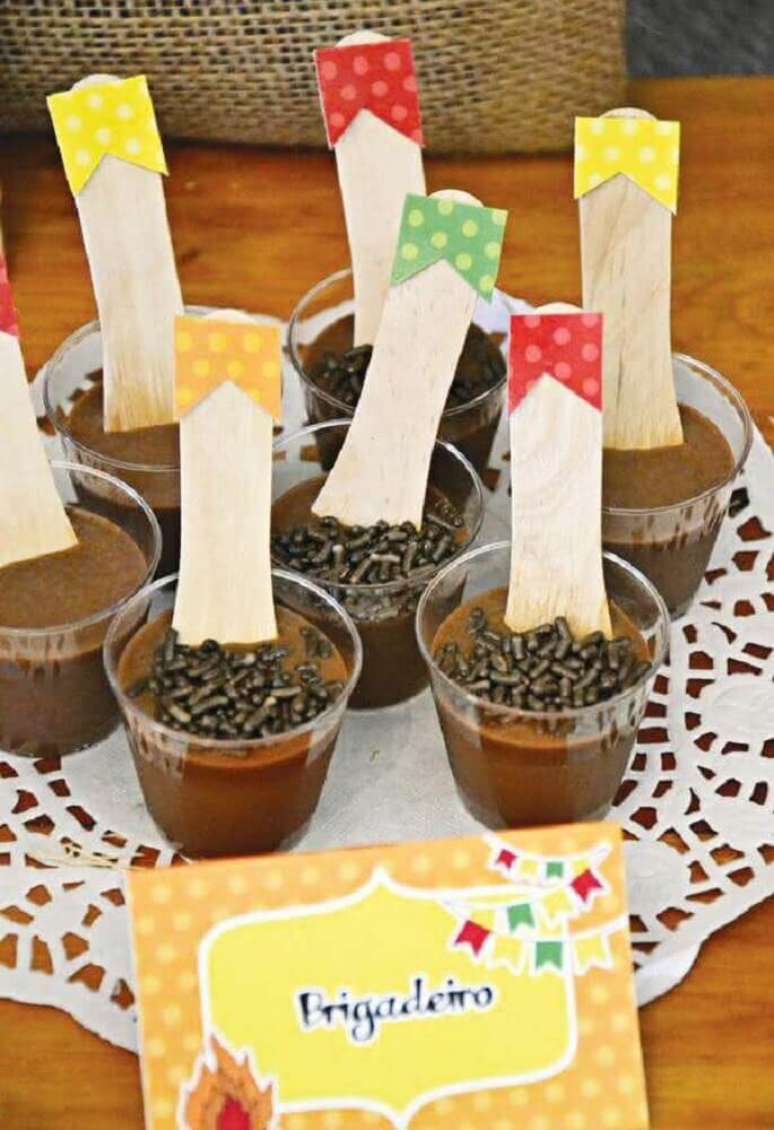 30. Voc&ecirc; pode decorar os potinhos e colherzinha dos quitutes para festa junina