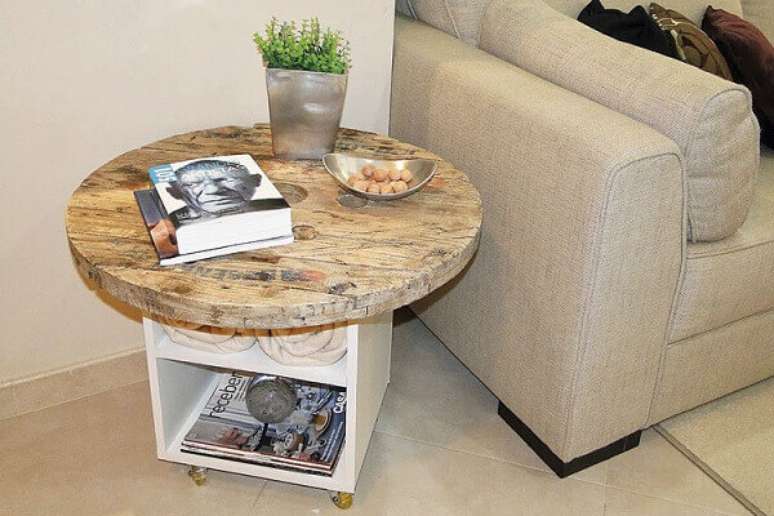 28 &ndash; Tampa de carretel e base feita com outro m&oacute;vel de madeira. Fonte: Alto Astral