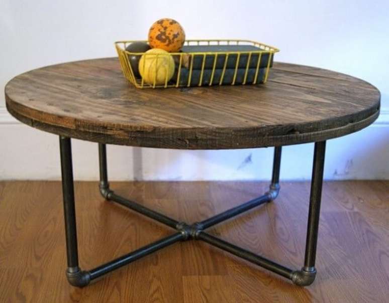 9 – Tampo da mesa de carretel com base feita em estruturas de canos. Fonte: Pinterest